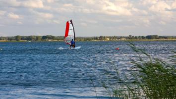 windsurfing na jeziorze Bukowo