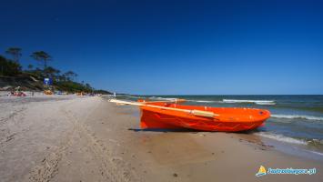 Łódź na plaży strzeżonej w Jastrzębiej Górze
