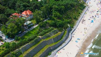 Plaża, wzmocniony klif i promenada nadmorska z lotu ptaka w Jast