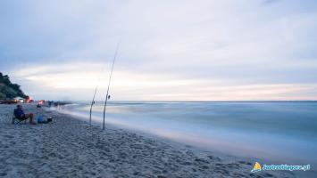Wędkarz na plaży w Jastrzębiej Górze