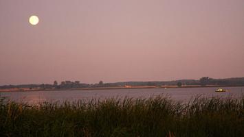 Zachód słońca nad jeziorem Resko Przymorskie