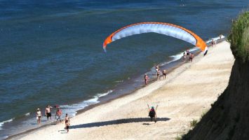 Lądowanie paralotni na plaży w Trzęsaczu