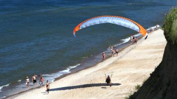 Paralotnie na plaży w Trzęsaczu
