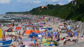 Plaża obok portu rybackiego w Ustroniu Morskim
