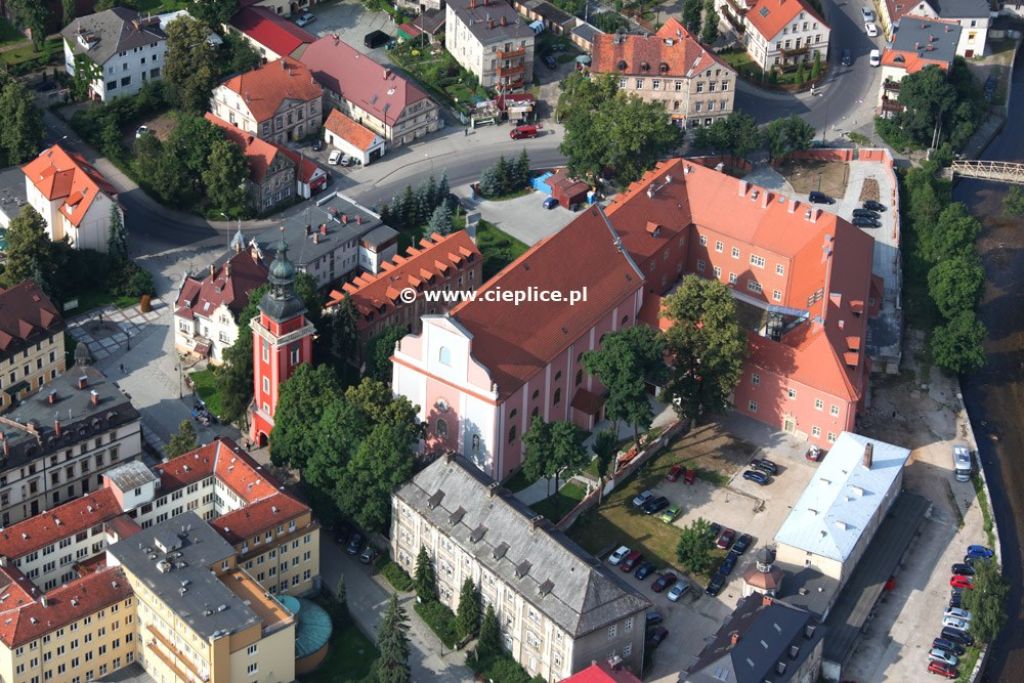 /img/images/miasta/cieplice_3/de_cieplice_kosciol_