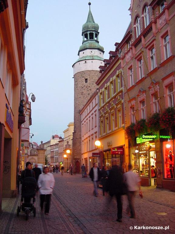 Brama Wojanowska z wieżą